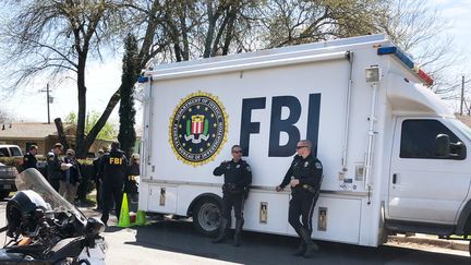 Des agents du FBI sur les lieux d'une explosion, le 13 mars 2018 à Austin (Texas, Etats-Unis). (REUTERS)