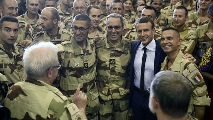  Emmanuel Macron pose avec les soldats français à&nbsp;Gao (Mali), le 19 mai 2017 (CHRISTOPHE PETIT TESSON / AFP)