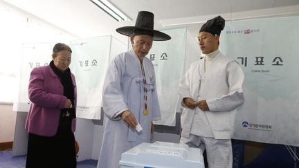 Un instituteur d'un village vote &agrave; Nonsan&nbsp;(Cor&eacute;e du Sud) pour la pr&eacute;sidentielle, le 19 d&eacute;cembre 2012. (LEE JAE WON / REUTERS)