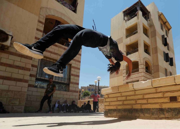 Un salto arrière lors d'une séance de parkour au Caire. (Amr Dalsh /Reuters)