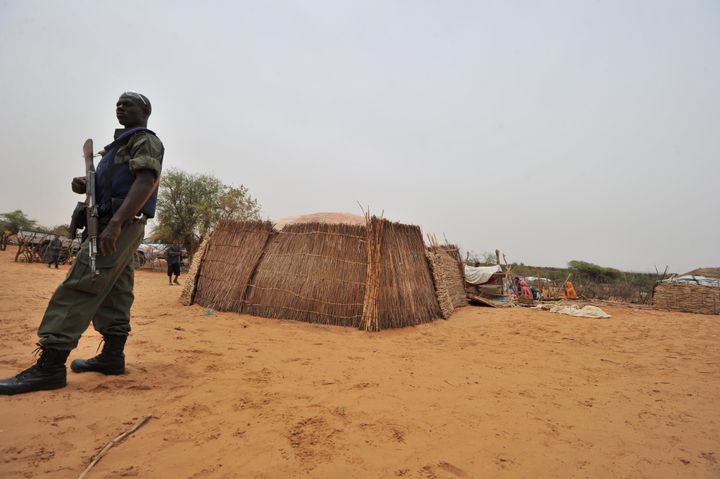 Gendarme burkinabè en faction dans un village à 300 km au nord de Ouagadougou, le 12 juin 2012. (ISSOUF SANOGO / AFP)