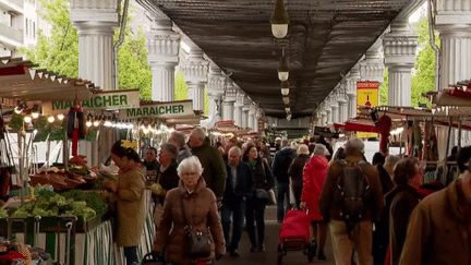 Les pensions des retraites complémentaires augmenteront de 4,9% au 1er novembre. Une hausse obtenue mercredi 4 octobre par les syndicats. C'est également la fin du malus, qui prévoyait une baisse temporaire de 10% des pensions pour inciter les salariés à travailler plus longtemps. (France 2)