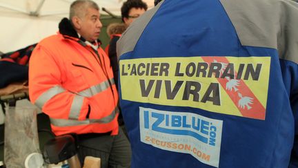 Une dizaine d'ouvriers de Florange ont pass&eacute; la nuit devant le minist&egrave;re de l'Economie et des Finances, ici au matin du 29 novembre 2012 &agrave; Paris. (MAXPPP)