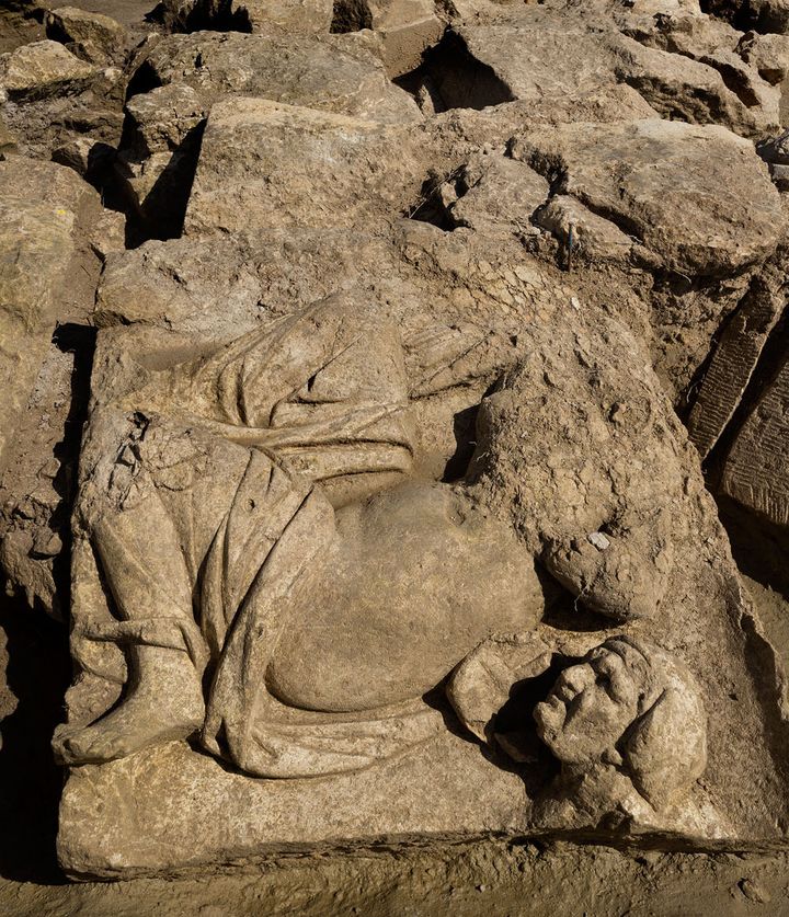 Sculpture de Vénus accroupie avec une tête de vieille femme.
 (Denis Glicksman - Inrap)