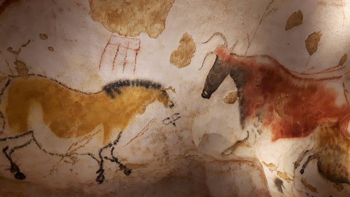 Grotte de Lascaux 4, reproduction d'une peinture parietale :&nbsp;Cheval chinois et vache rouge (ANNE CHEPEAU / FRANCEINFO)