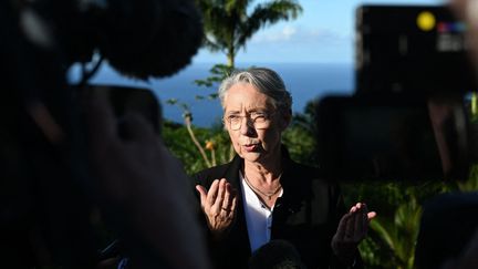 Elisabeth Borne parle aux journalistes, le 12 mai 2023, lors d'un déplacement à La Réunion. (EMMANUEL DUNAND / AFP)