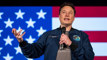 Le milliardaire Elon Musk, patron de Tesla, SpaceX et propriétaire du réseau X, à Lancaster (Etats-Unis), le 26 octobre 2024. (SAMUEL CORUM / GETTY IMAGES NORTH AMERICA / AFP)