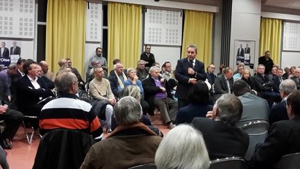 Xavier Bertrand, lors d'une réunion publique à Senlis (Oise), le 8 décembre 2015.&nbsp; (LOUIS BOY / FRANCETV INFO)