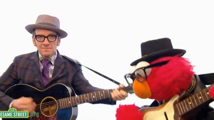 Elvis Costello à Sesame Street.
 (Sesamestreet.org)