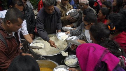 Distribution de nourriture aux sinistr&eacute;s &agrave; Patan (N&eacute;pal), le 26 avril 2015. (CITIZENSIDE / BIKASH KHADGE / AFP)