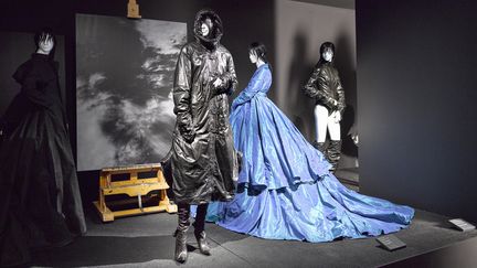 Deux fois par an, le MoMu présente une exposition qui, grâce à la collection du musée (riche de 25 000 pièces) et aux prêts, raconte l’histoire d’un créateur ou aborde un thème lié à la mode. Outre les vêtements, l’exposition s’attarde sur les sources d’inspiration du créateur et les liens avec d’autres disciplines artistiques… Le ModeMuseum, au coeur du quartier anversois de la mode, était à l’origine un grand magasin de vêtements pour hommes et enfants New England. 
 (MoMu Antwerp - Stany Dederen)