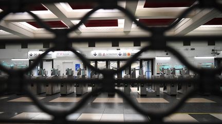 Une station de métro parisienne fermée, le 5 décembre 2019. (CHRISTOPHE ARCHAMBAULT / AFP)