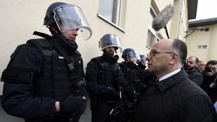 &nbsp; (Bernard Cazeneuve présente les nouveaux équipements de la police et de la gendarmerie © MaxPPP)