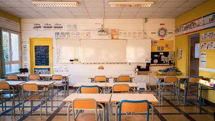 Une classe vide dans une école élémentaire d'Aubagne (Bouches-du-Rhône), le 11 novembre 2022. (STEPHANE FERRER / HANS LUCAS / AFP)