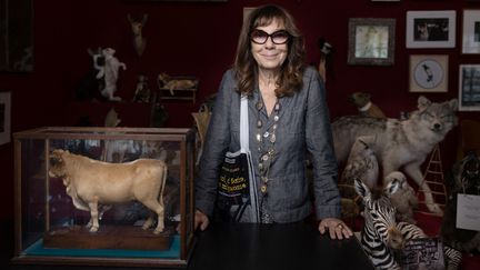 L'artiste française Sophie Calle pose devant l'une de ses installations lors de son exposition au Musée Picasso le 28 septembre 2023. (JOEL SAGET / AFP)