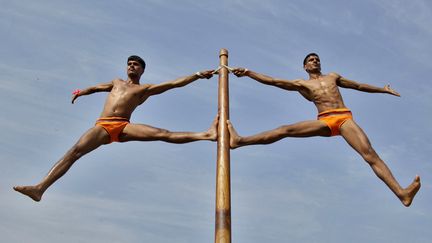 Des soldats indiens en d&eacute;monstration &agrave; Allahabad (Inde), le 21 octobre 2012. (JITENDRA PRAKASH / REUTERS)