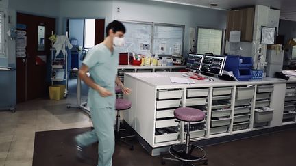 Le service de soins intensifs réservés aux malades du Covid-19, au sein de l'hôpital Saint-Anne, à Paris, le 10 avril 2020.&nbsp; (MERYL CURTAT / HANS LUCAS)