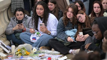 Des fans rendent hommage au chanteur Liam äyne au jardin des Tuileries à Paris, le 20 octobre 2024 (BERTRAND GUAY / AFP)