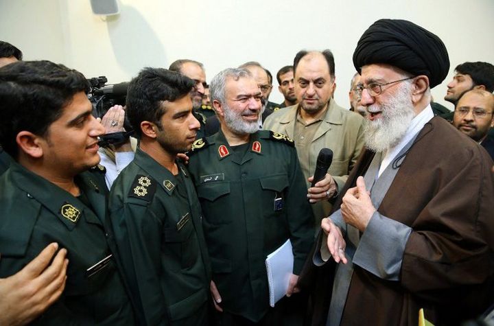 Le Guide suprême iranien félicitant des officiers des Gardiens de la révolution, le 24 janvier 2016, après la capture de Marines américains égarés dans les eaux du Golfe. Ali Khamenei a réservé à cette puissante organisation paramilitaire une part de lion dans l’économie du pays. (STRINGER / KHAMENEI.IR / AFP)