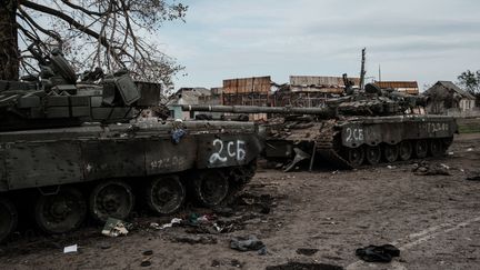 Des chars russes abandonnés dans la région récemment reconquise par les Ukrainiens de Kharkiv, le 30 septembre 2022. (YASUYOSHI CHIBA / AFP)