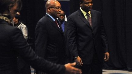 Jacob Zuma (g) et le roi Mswatti III (Swaziland) lors du conseil Tripartite COMESA-EAC-SADC, à Johannesburg, le 12/6/11 (AFP - Alexander Joe)