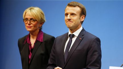 Le président de la République, Emmanuel Macron, et la fille de Jacques Chirac, Claude, le 23 novembre 2017 à Paris. (FRANCOIS MORI / AFP)