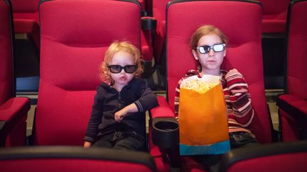 A partir du 1er janvier 2014, le prix de la place de cin&eacute;ma sera de 4 euros pour les enfants et les pr&eacute;-adolescents. (PRAXISPHOTOGRAPHY / FLICKR RF / GETTY IMAGES)