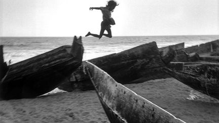 La Fondation Henri Cartier-Bresson, qui était depuis quinze ans près de Montparnasse ouvre ses nouveaux locaux, beaucoup plus spacieux, dans le Marais. Pour les inaugurer, elle propose une rétrospective de Martine Franck (1938-2012), photographe engagée, qui revendiquait l'empathie, une militante de nombreuses causes qu'elle a photographiées activement : les enfants, les femmes, la vieillesse… Du 6 novembre 2018 au 10 février 2019
Ici, "Plage, village de Puri, Inde", 1980 
 (Martine Franck / Magnum Photos)