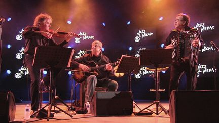 Didier Lockwood, Philip Catherine et Richard Galliano sur la scène du Théâtre antique
 (M. Herenstein)