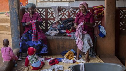 Dans un village d’une zone rurale proche de Manica, au centre-ouest du pays, les violences empoisonnent le quotidien des femmes. Une jeune fille raconte à l'AFP avoir été mariée de force à 15 ans : "Mon mari me battait, mais ma mère m'a dit de rester." Elle a pu partir quand son mari s'est finalement retrouvé en prison. (ALFREDO ZUNIGA)