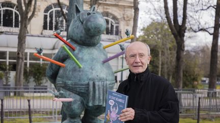 Le dessinateur Philippe Geluck, lors de l'inauguration de son exposition, sur les Champs Élysées à Paris, le 26 mars 2021. (VINCENT ISORE / MAXPPP)