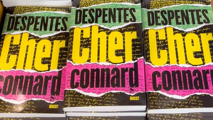 Plusieurs exemplaires du livre de Virginie Despentes, "Cher connard", dans une librairie, Ombres Blanches, à Toulouse. (SANDRINE MARTY / HANS LUCAS)