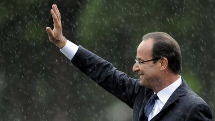 Paris, le 15 mai 2012. Après la passation&nbsp;de pouvoir&nbsp;à l'Elysée, le nouveau président&nbsp;de la République française, François&nbsp;Hollande remonte les Champs-Élysées&nbsp;à bord de sa nouvelle Ds5. C'est le septième président de la Ve République. 15 mai 2012 au 14 mai 2017 (4 ans, 11 mois et 29 jours). (ALEXANDRE MARCHI / MAXPPP)