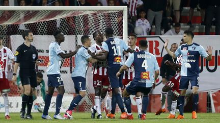 Les joueurs du Havre et d'Ajaccio, à Ajaccio (Corse-du-Sud), le 20 mai 2018. (PASCAL POCHARD-CASABIANCA / AFP)