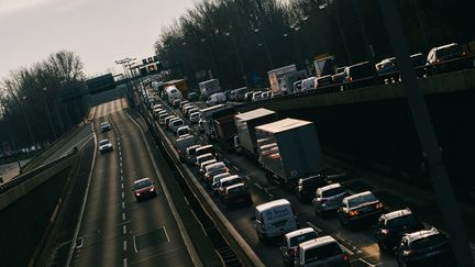 Des bouchons sur l'autoroute A100 à Berlin, le 13 décembre 2016. (ROBERT SCHLESINGER / PICTURE ALLIANCE / AFP)