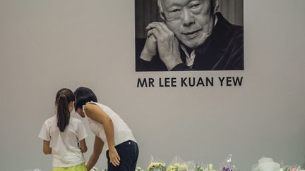 &nbsp; (Les habitants de Singapour déposent des fleurs en hommage à Lee Kuan Yew © Maxppp)