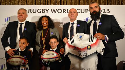 Bernard Laporte (président de la FFR), Claude Atcher (directeur de France 2023), Laura Flessel (ministre des Sports) ainsi que Sébastien Chabal, et les deux enfants de Jonah Lomu, Dhyreille et Brayley, lors du grand oral devant la World Rugby