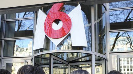 Devant le siège de M6, le 4 décembre 2009, à&nbsp;Neuilly-sur-Seine (Hauts-de-Seine).&nbsp; (BERTRAND GUAY / AFP)