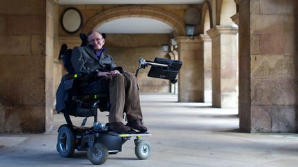 Stephen Hawking à Cambridge en 2013. (ANDREW COWIE / AFP)