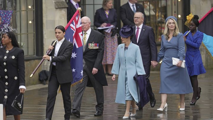 Sam Kerr porte le drapeau australien lors du couronnement de Charles III à Londres, le 6 mai 2023. (SIPA)