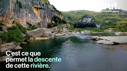 Contempler le pont du Gard à fleur d'eau et découvrir une nature sauvage... C'est ce que permet la descente de cette rivière.