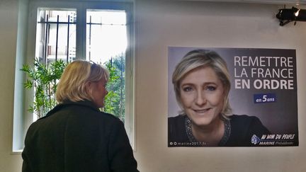 Marie-Caroline Le Pen (à gauche), devant l'affiche de campagne de sa soeur Marine, au QG de campagne du Front national. (CECILIA ARBONA / RADIO FRANCE)