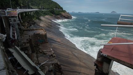 La toute nouvelle piste cyclable reliant Barra de Tijuca à Copacabana s'est effondrée quatre mois après son inauguration (CHRISTOPHE SIMON / AFP)