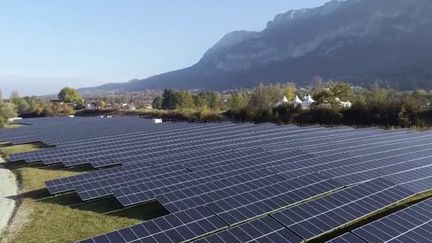 Des panneaux photovoltaïques&nbsp;installés sur des terrains délaissés, le long des autoroutes, permettent de multiplier la production d'énergie solaire en France. (FRANCEINFO)