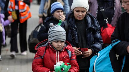 Des enfants ukrainiens à la frontière entre leur pays et la Pologne, début avril 2022.&nbsp; (VALERIA MONGELLI / HANS LUCAS)