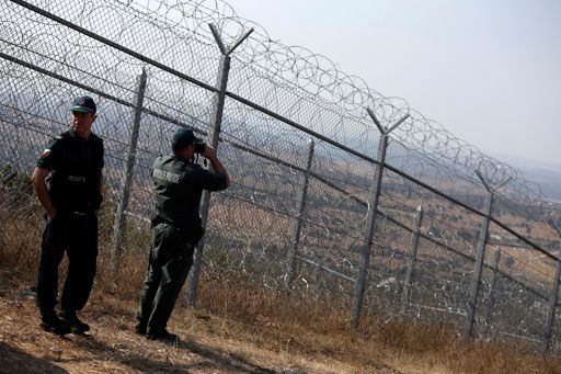 Policiers bulgares près de la clôture construit à la frontière avec la Turquie le 14 septembre 2016. (REUTERS - Stoyan Nenov)