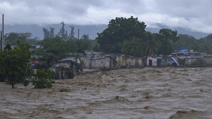 De nombreuses r&eacute;gions ont &eacute;t&eacute; inond&eacute;es au passage de l'ouragan Sandy en Ha&iuml;ti, comme ici &agrave; Port-au-Prince, le 25 octobre 2012. (SWOAN PARKER / REUTERS)