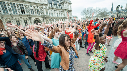 La Flash mob "Les demoiselles de Rochefort", le 13 avril devant l'Hôtel de Ville de Paris
 (Romain Carre/Wostok Press/Maxppp France)