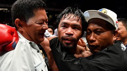 Manny Pacquiao célèbre sa victoire contre Lucas Matthysse à Kuala Lumpur (Malaisie), le 15 juilet 2018. (MOHD RASFAN / AFP)