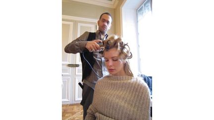 La coiffure est quasi terminée. Prochaine étape pour Léonora Jimenez, passer entre les mains de la maquilleuse.
 (Corinne Jeammet)